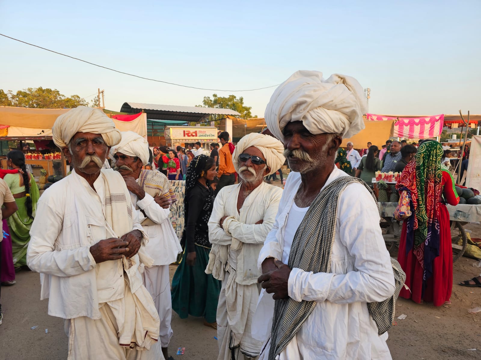 gujarat _ mannen op de markt.jpg